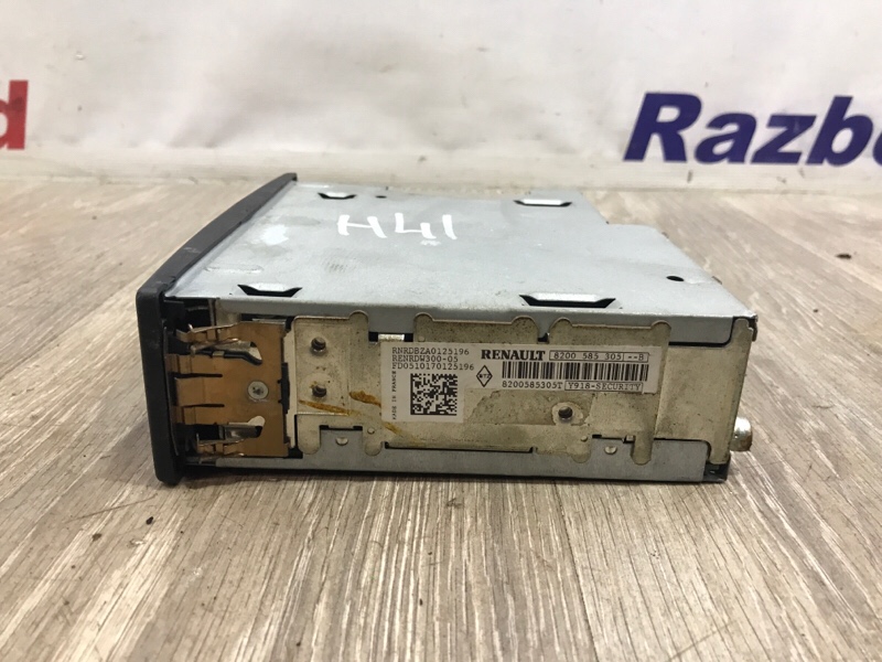 Магнитола Renault Master 2.5DCI 2010 (б/у) Магнитола Renault Master 2.5DCI 2010 (б/у)