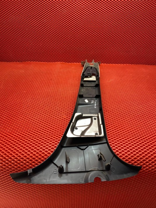 Обшивка центральной стойки Renault Duster F4R 400 2012 лев. (б/у)