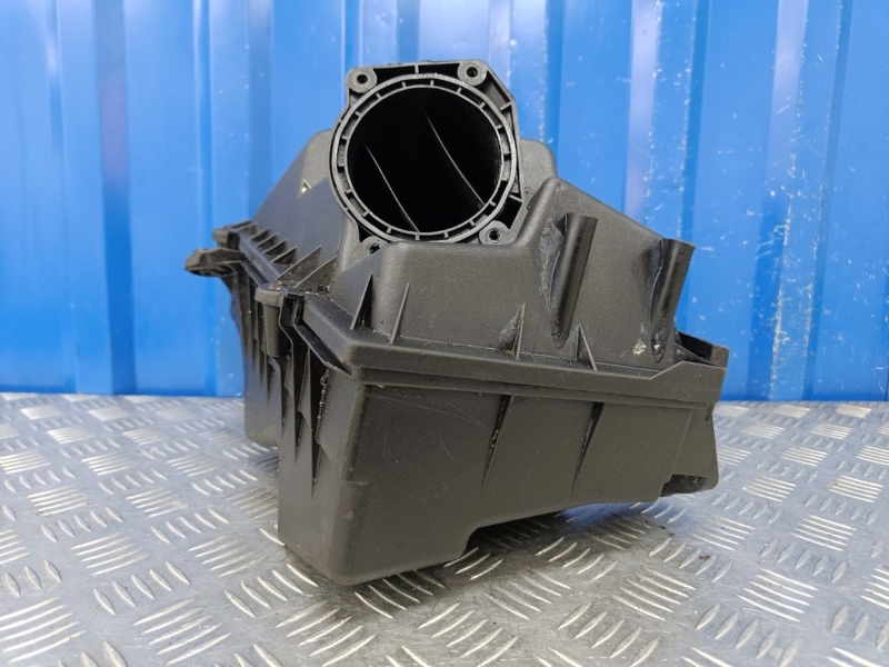 Корпус воздушного фильтра Octavia 1997 A4 1.6 AKL