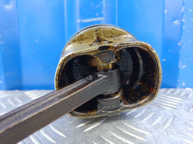 Поршень с шатуном Kia Cerato LD 1.6 G4FC 2007 (б/у) Поршень с шатуном Kia Cerato LD 1.6 G4FC 2007 (б/у)