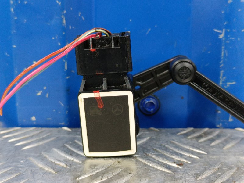Датчик положения кузова Mercedes-Benz M-Class W164 3.5 M272.967 2008 перед. (б/у)