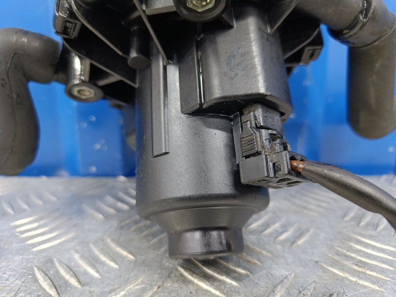 Насос продувки катализаторов Mercedes-Benz M-Class W164 3.5 M272.967 2008 (б/у) Насос продувки катализаторов Mercedes-Benz M-Class W164 3.5 M272.967 2008 (б/у)