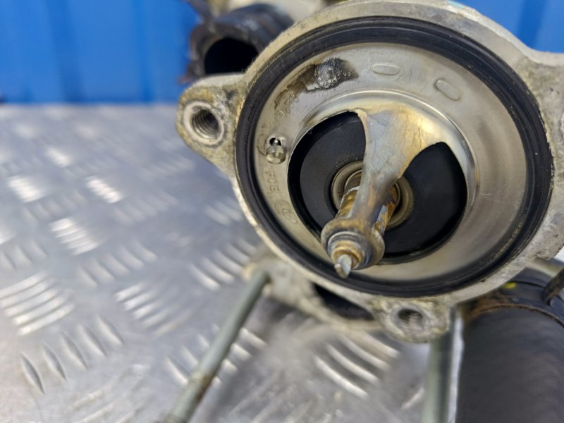 Корпус термостата Kia Sorento 2 2.2 D4HB 2014 (б/у)