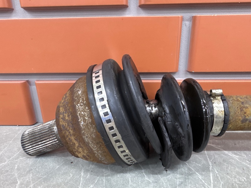 Привод Ford Focus DB 1.6 SIDA 2008 перед. лев. (б/у)