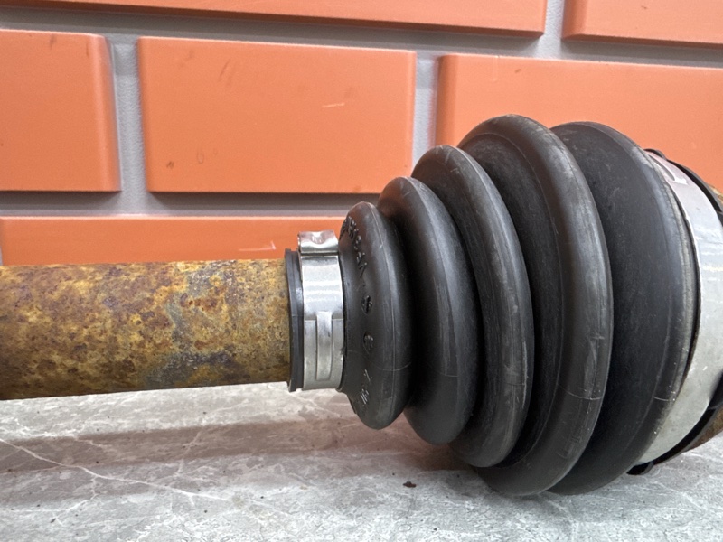 Привод Ford Focus DB 1.6 SIDA 2008 перед. прав. (б/у)