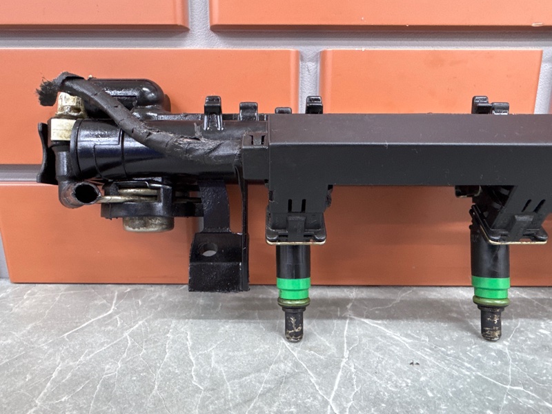 Топливная рампа Ford Focus DB 1.6 SIDA 2008 (б/у)