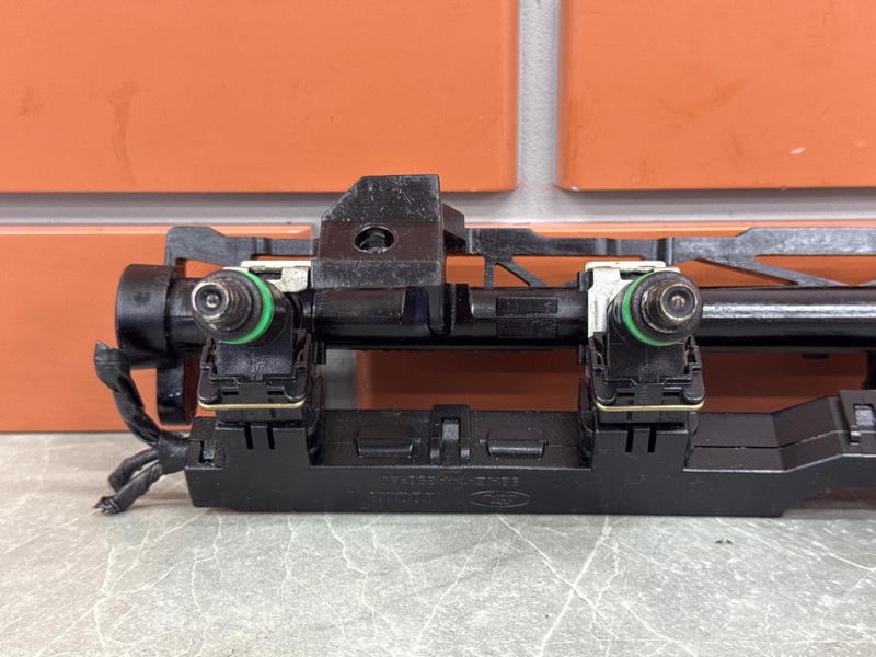 Топливная рампа Ford Focus DB 1.6 SIDA 2008 (б/у)