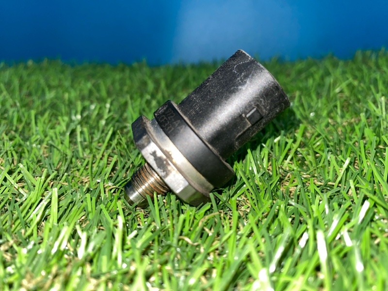 Датчик давления топлива Volvo S60 2.0 B4204T7 (б/у) Датчик давления топлива Volvo S60 2.0 B4204T7 (б/у)