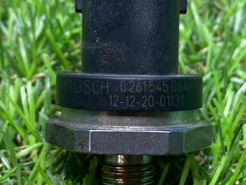 Датчик давления топлива Volvo S60 2.0 B4204T7 (б/у) Датчик давления топлива Volvo S60 2.0 B4204T7 (б/у)