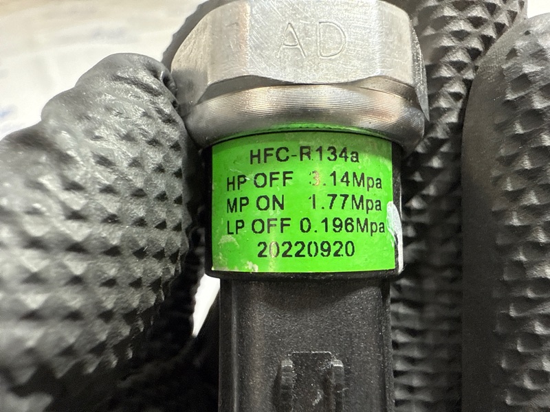Датчик давления фреона Москвич 3 DA21 HFC4GB24D