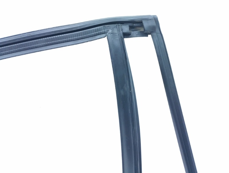 Уплотнитель стекла двери Ford Mondeo BD 1.6L DURATEC 2008 задн. лев. (б/у)