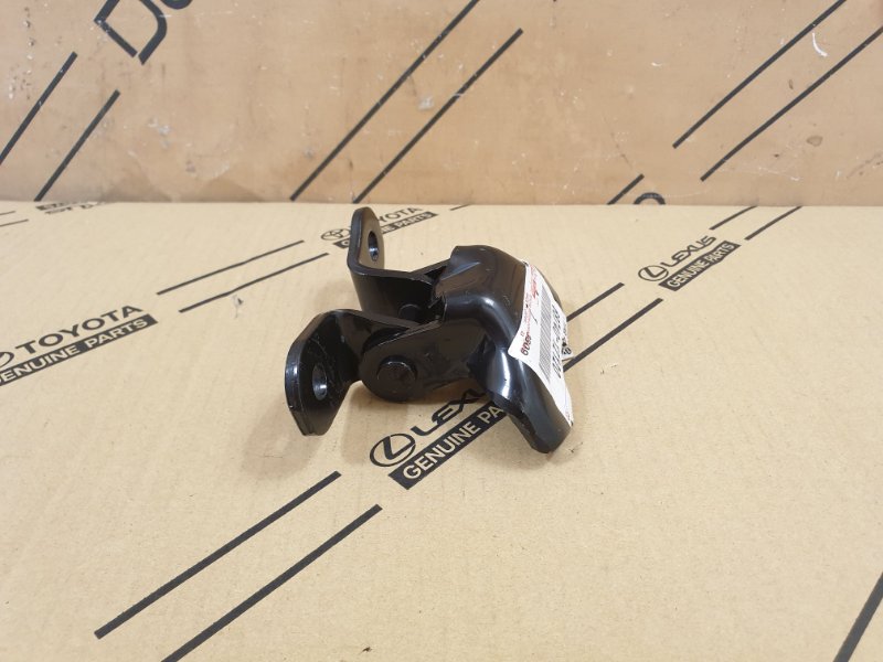 Петля двери Toyota Yaris перед. лев.