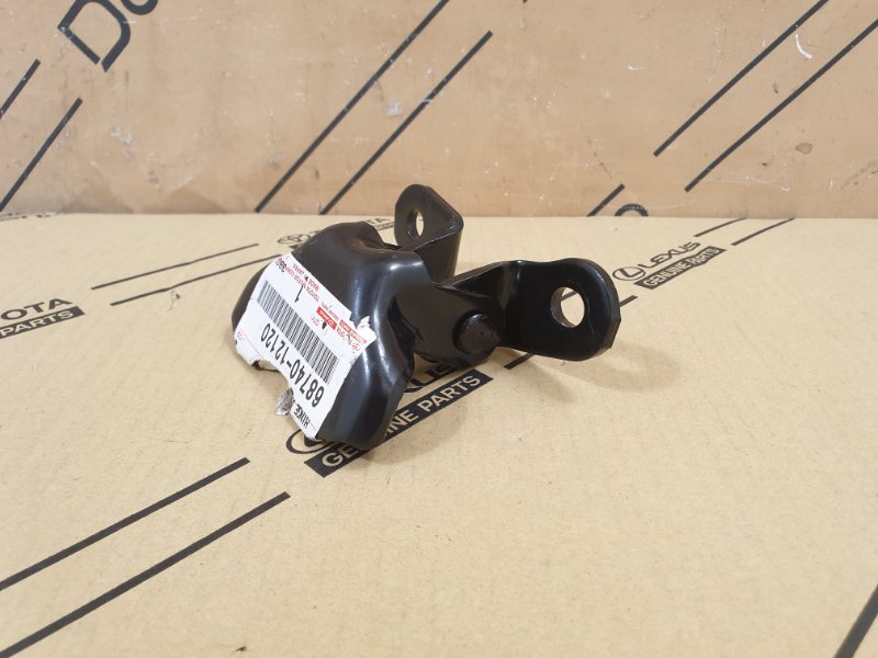 Петля двери Toyota Yaris перед. лев.