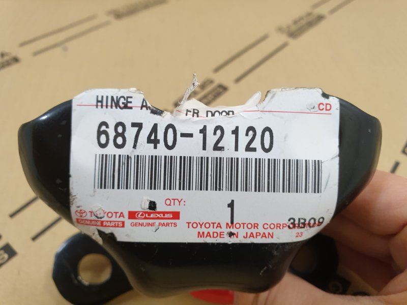 Петля двери Toyota Yaris перед. лев.