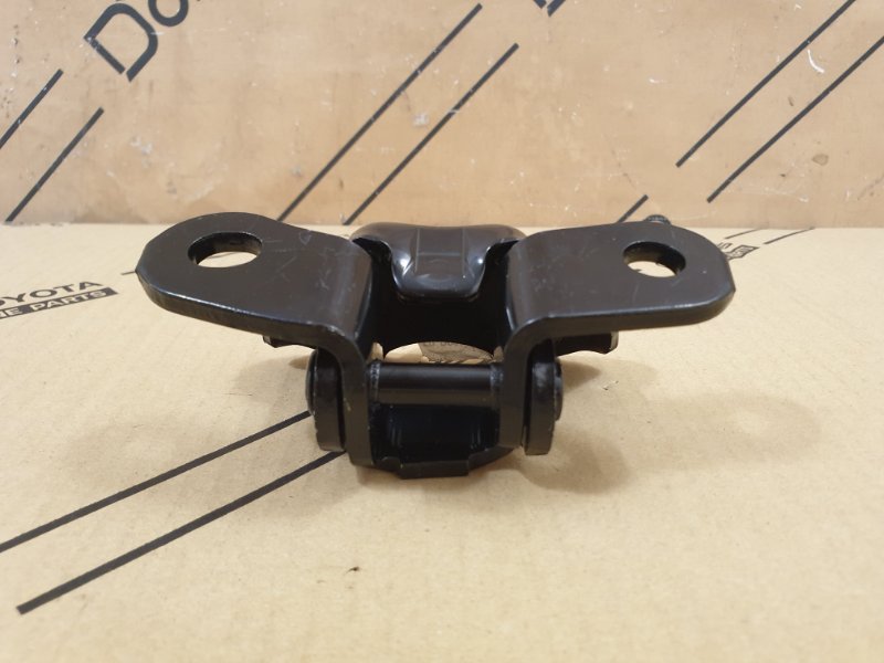 Петля двери Toyota 4Runner перед. лев.