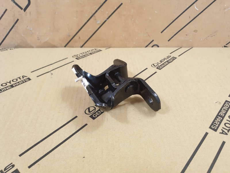 Петля двери Toyota 4Runner перед. лев.