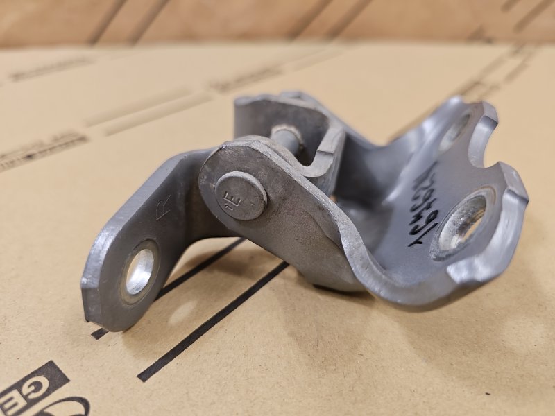 Петля двери Lexus NX 1 перед. прав. (б/у)