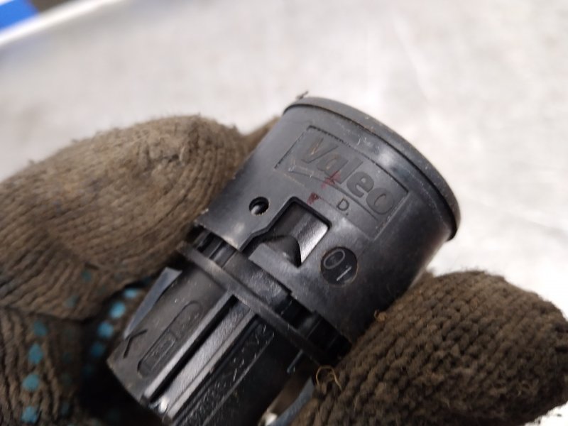 Кнопка "START/STOP" Renault Fluence K4M 2010 (б/у) Кнопка "START/STOP" Renault Fluence K4M 2010 (б/у)