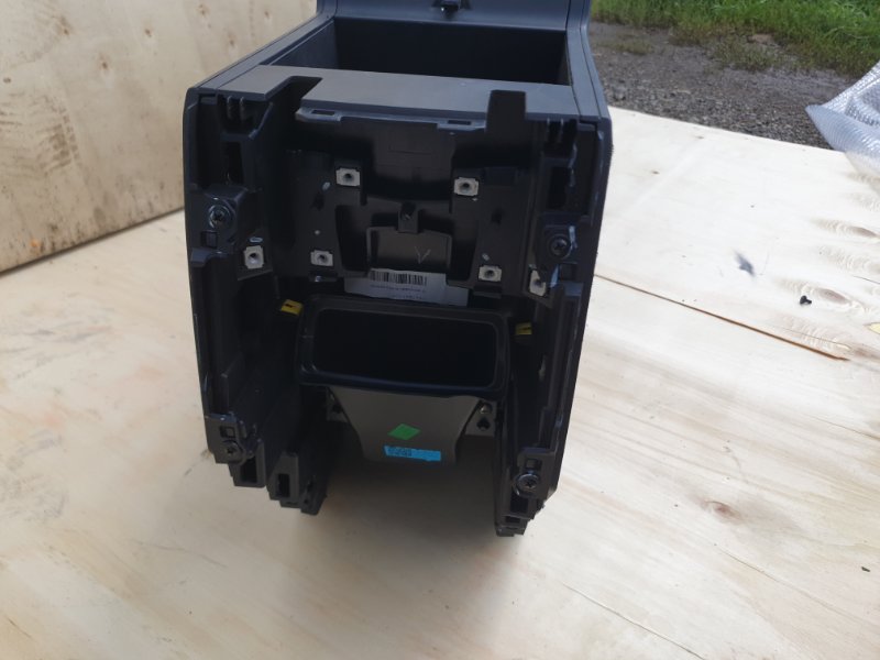 Консоль центральная Omoda C5 SQRF4J16 2023 (б/у) Консоль центральная Omoda C5 SQRF4J16 2023 (б/у)