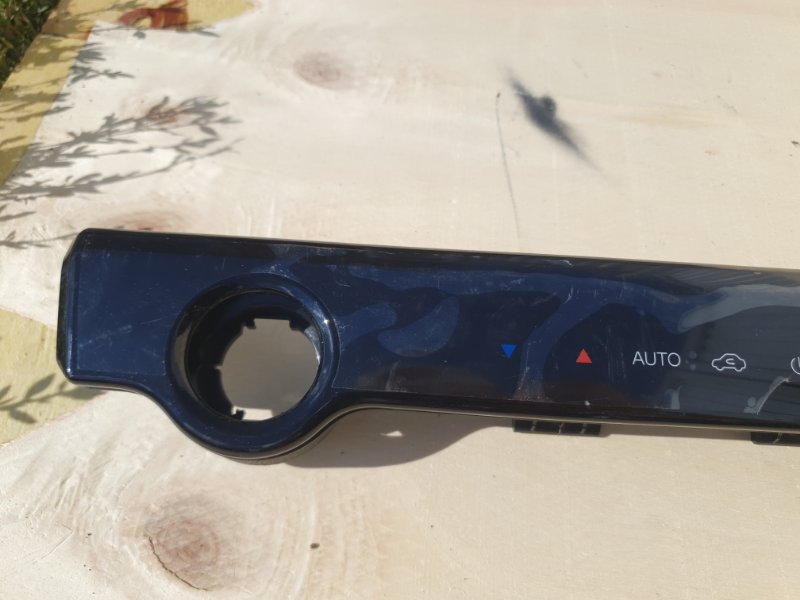 Блок управления климат-контролем Omoda C5 SQRF4J16 2023 (б/у) Блок управления климат-контролем Omoda C5 SQRF4J16 2023 (б/у)