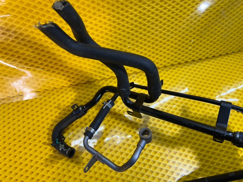 Трубка системы охлаждения Omoda C5 SQRF4J16 2023 (б/у) Трубка системы охлаждения Omoda C5 SQRF4J16 2023 (б/у)